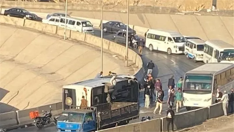 العناية الإلهية تنقذ سائق تريلا بعد انقلاب سيارته بنزلة زهراء المعادي