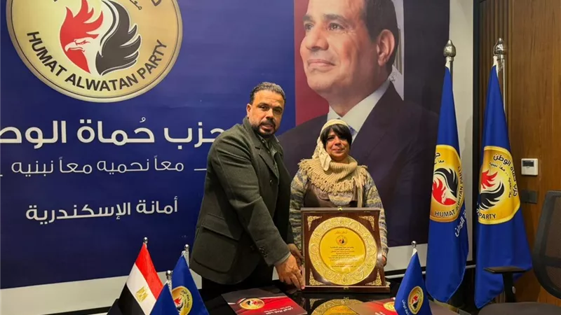 «حماة الوطن» يكرم المعلمة المعتدى عليها بالإسكندرية ويؤكد كرامة المعلم خط أحمر