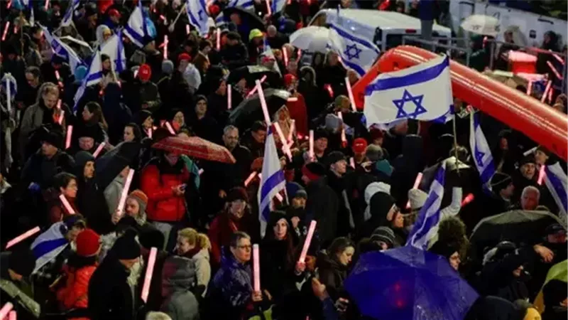 مظاهرات أمام منزل رئيس الكيان الإسرائيلي للمطالبة بعدم العفو عن نتنياهو