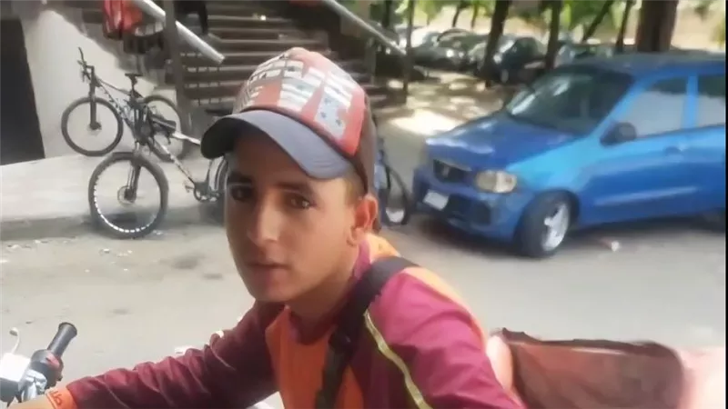 ننشر صورة عامل الدليفري ضحية حادث انقلاب الدراحة البخارية بالمقطم 