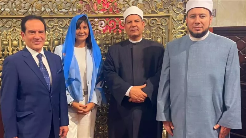 بطرحة عليها مريم العذراء.. نبيلة مكرم تزور مسجد السيد البدوي