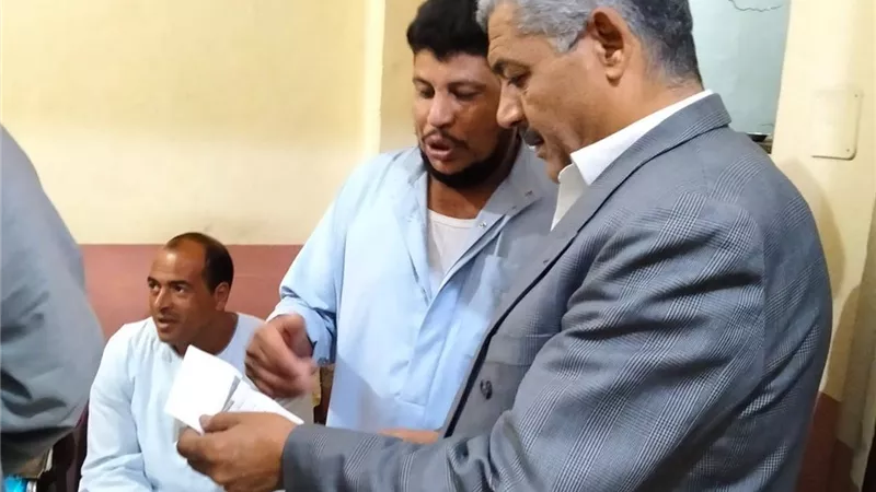مدير العمل ببني سويف يتابع إزالة المعوقات المختلفة بملفات العمل 