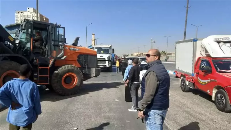 حملة  مكبرة لإزالة التعديات والإشغالات بنطاق حي الأربعين بالسويس
