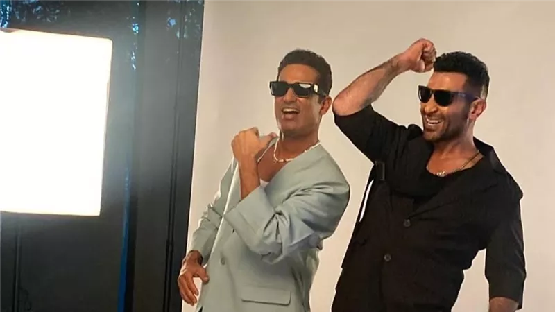 بيفرض نفسه عليا .. عمرو سعد يعلق على غناء شقيقه تترات أعماله