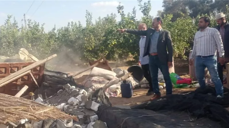 إزالة أسوار ومباني مخالفة بالطوب الأبيض بمركز حوش عيسي في البحيرة