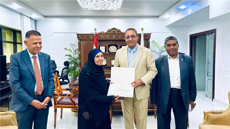 محافظ قنا يكرم الحاجة فاطمة عطيتو بعد إتمامها حفظ القرآن في الثمانين