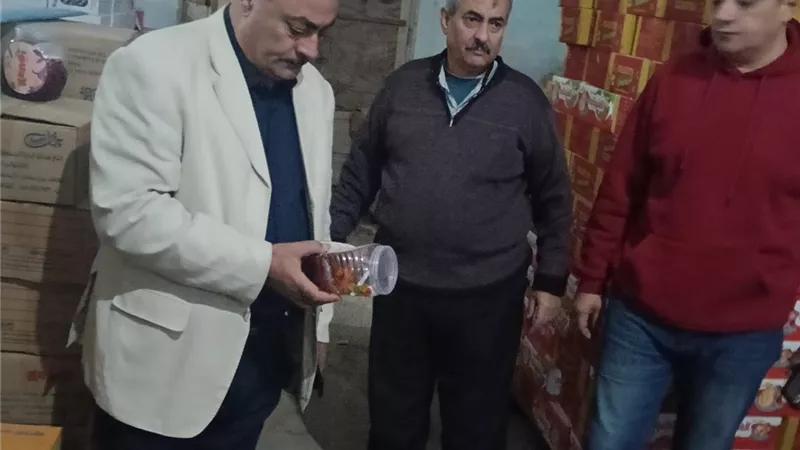 وكيل تموين دمياط يقود حملة مكبرة لضبط كميات كبيرة لـ«جيلى أطفال» مجهول المصدر