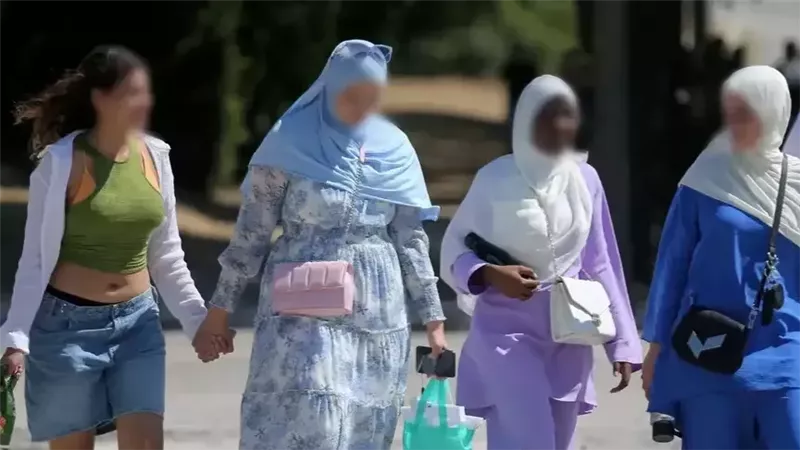 بعد موجة من الجدل.. وزير الداخلية الفرنسى يرفض مشروع حظر حجاب القاصرات