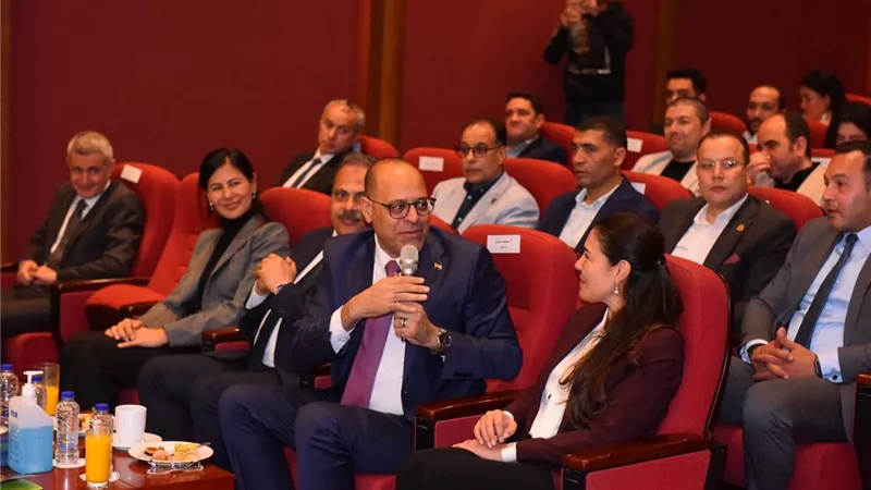 وزير العمل يفتتح محطتين للطاقة الشمسية داخل 'النساجون الشرقيون