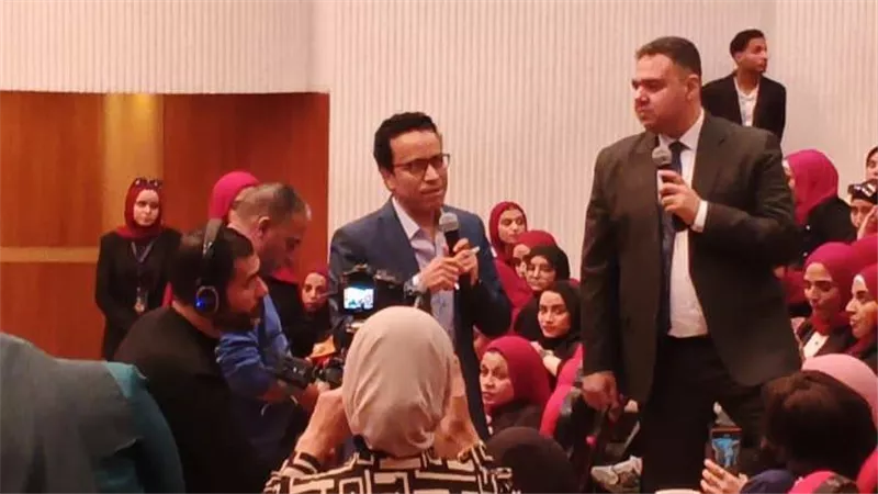إقبال كثيف من طلاب جامعة حلوان لحضور اللقاء المفتوح مع النجم سامح حسين