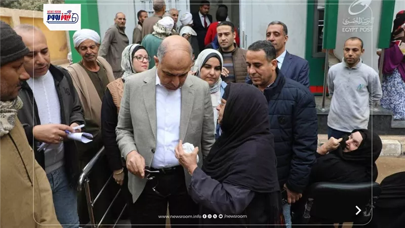 محافظ المنيا يتابع انتظام سير العمل بمكتب البريد ويطمئن على جودة الخدمات 