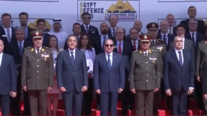 الرئيس السيسي يتوسط صورة تذكارية مع ممثلي شركات الصناعات الدفاعية العالمية