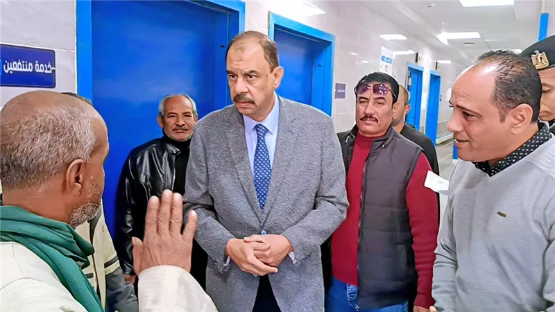 بالصور.. محافظ سوهاج يتفقد مستوى الخدمات بقرية بناويط