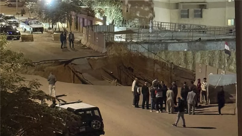 انهيار أرضي بجوار مدرسة كابيتال في القاهرة الجديدة يثير غضب الأهالي