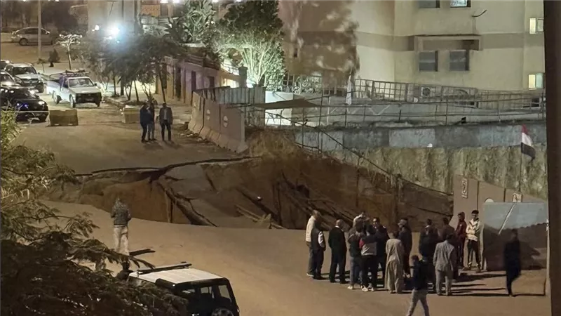 دون وقوع إصابات.. هبوط أرضي في الطريق يثير الذعر بين سكان القاهرة الجديدة