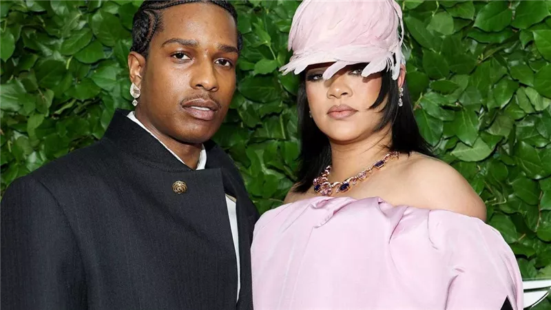 ريهانا تتألق باللون الوردي دعما لـ A$AP Rocky في حفل جوائز Gotham