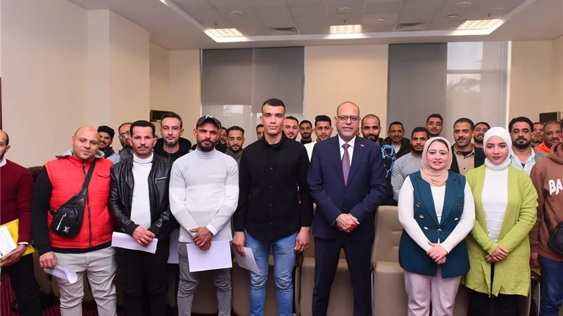 وزير العمل يسلّم 25 عقد عمل جديد لشباب مصري للعمل بدولة الإمارات