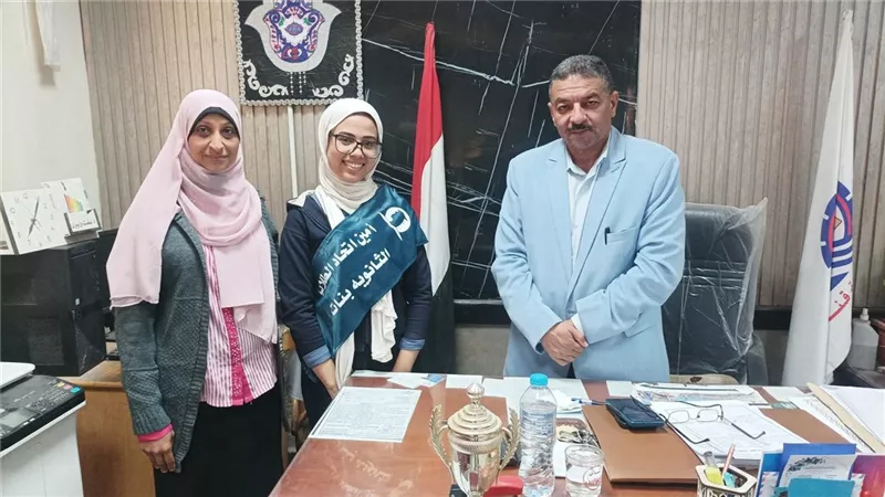 مدير عام تعليم نجع حمادي يهنئ طالبة الثانوية بنات لفوزها بلقب المقرر الاجتماعي
