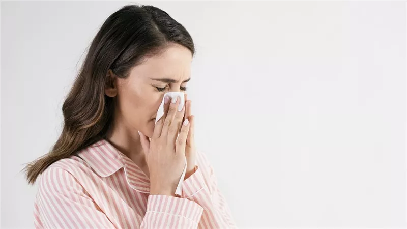 بخار الشاي والكمادات الدافئة.. كيف تساعد في تخفيف انسداد الأنف؟