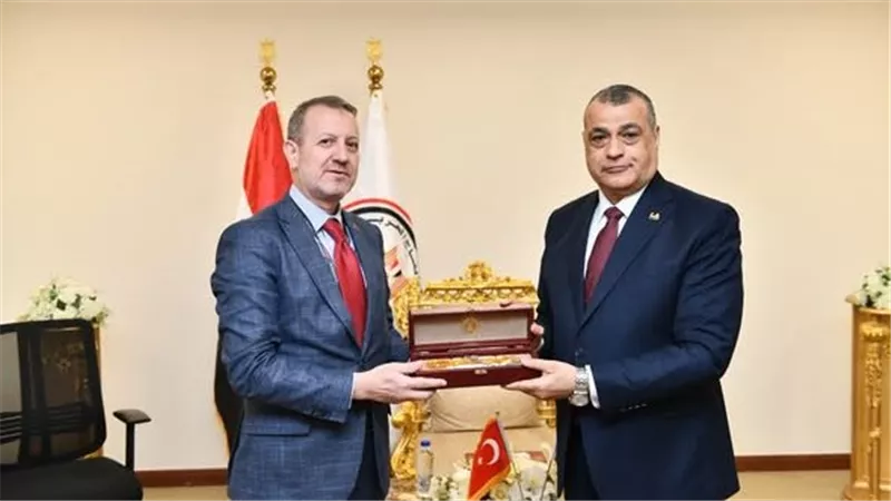 وزير الانتاج الحربي يستقبل رئيس هيئة الصناعات الدفاعية التركية لتعزيز التعاون
