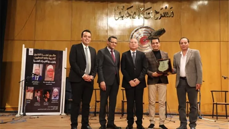 محافظ القاهرة يشارك في الصالون الشهري 