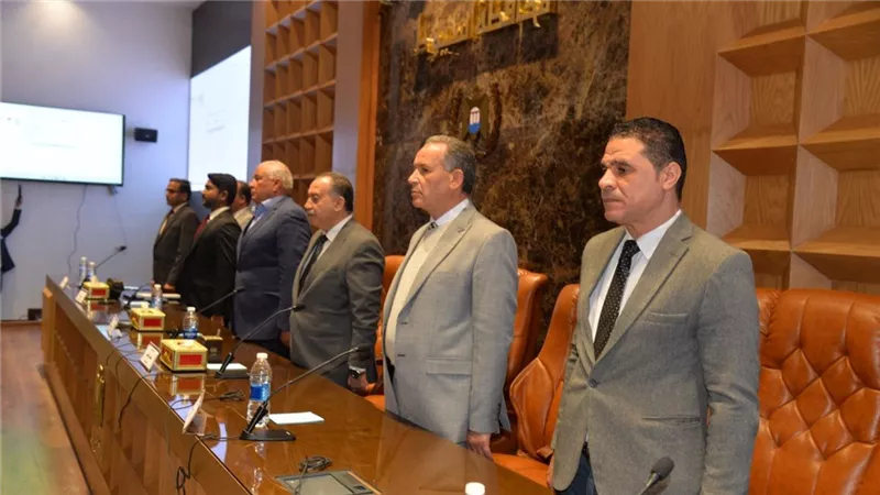 محافظ أسيوط يكرم 30 فائزًا بحضور محافظ الوادي الجديد ووفد السفارة الهندية  