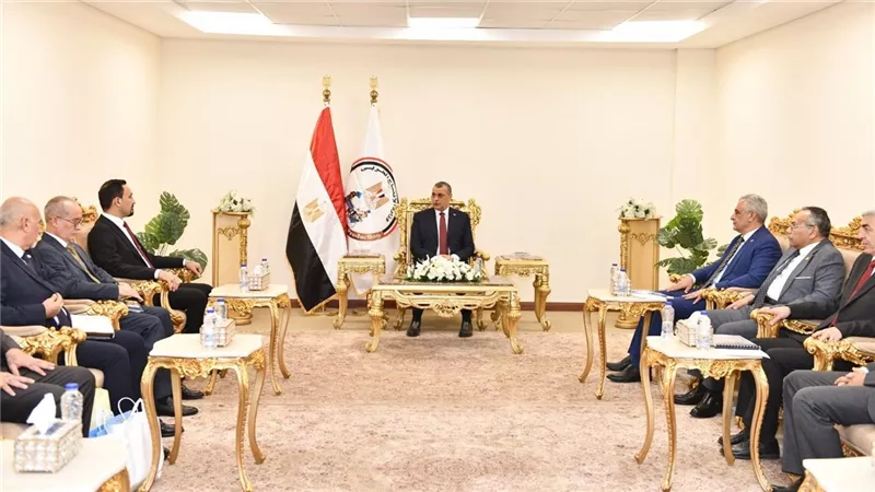 وزير الدولة للإنتاج الحربي يستعرض قدرات الشركات التابعة بمعرض “EDEX 2025