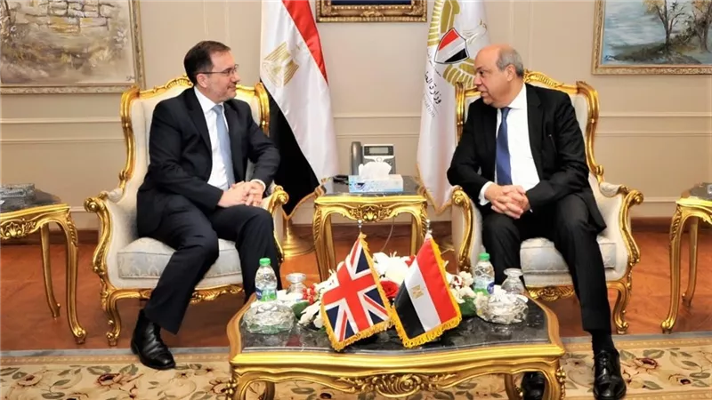 وزير الطيران المدني يبحث مع السفير البريطاني تعزيز الشراكة الاستراتيجية 