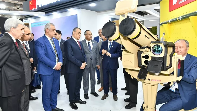 وزير الدولة للإنتاج الحربي يزور أجنحة الشركات العالمية بمعرض EDEX 2025