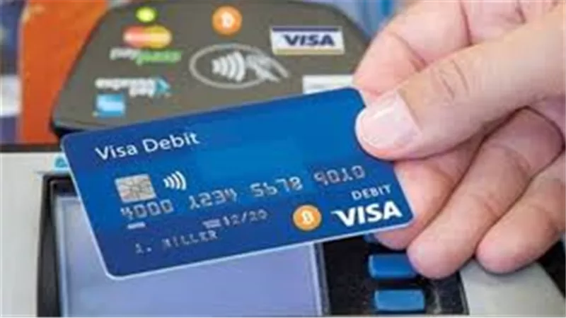 حيلة ماكرة.. فتاتان تستوليان على 170 ألف جنيه بعد استبدال «فيزا» مواطن ببولاق 