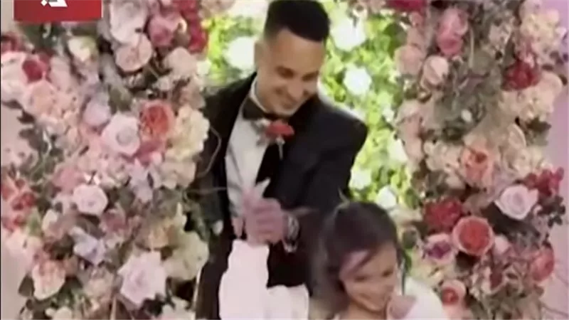 استقبلوهم بالورود.. رقص في سجن أمريكي من آباء وبناتهم 