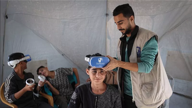  نظارات تنقل أطفال غزة إلى «واقع افتراضي» بعيداً عن أهوال الحرب