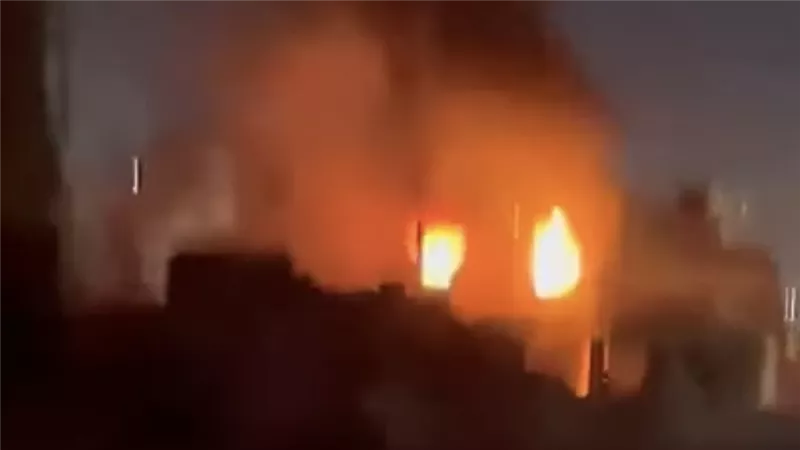 حريق ضخم يهز شارع الخواجات.. والأمن يفرض كردونًا لحماية الأهالي