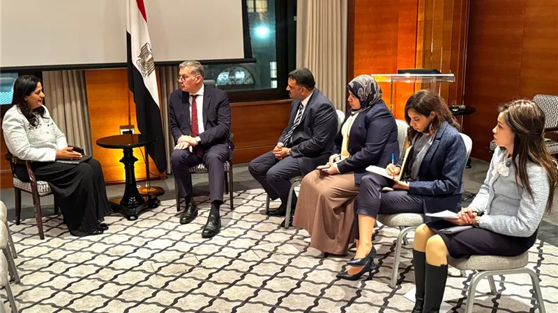 استثمارات جديدة بالطريق.. وزير البترول يناقش تسريع أعمال التنقيب مع أنجلو جولد