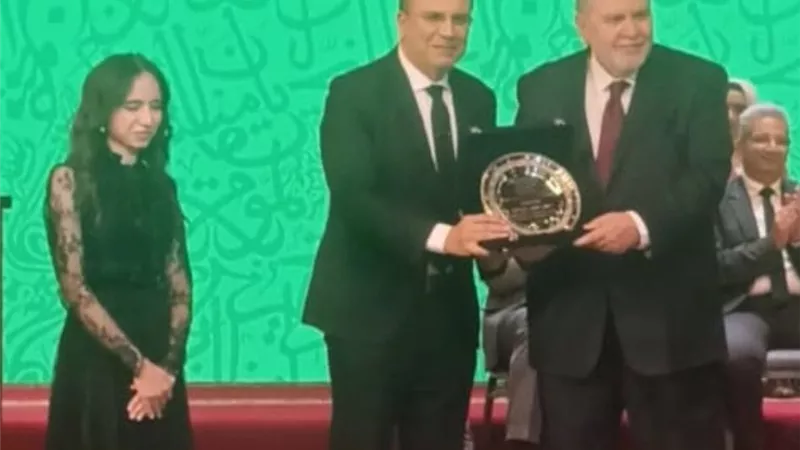 الجامعة الأمريكية بالقاهرة تمنح عمرو الليثي لقب أفضل إعلامي لعام 2025