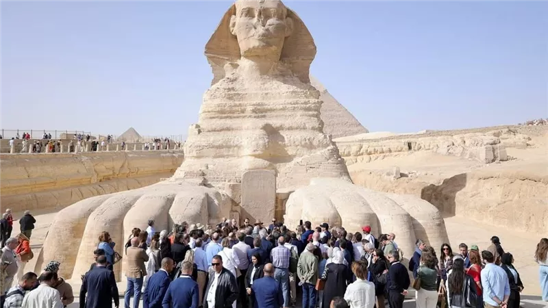 من أمام تمثال أبو الهول.. محاضرة زاهي حواس لرؤساء برلمانات البحر المتوسط