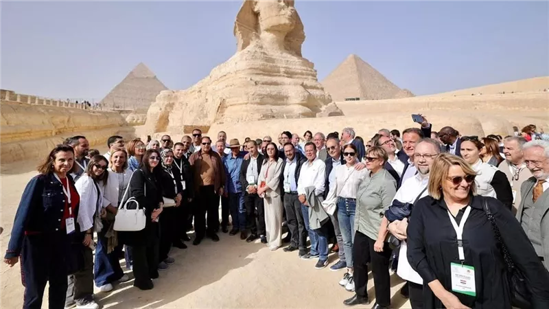 حواس لرؤساء برلمانات المتوسط: الأهرامات عبقرية مصرية ولا مدن مفقودة أو فضائيين