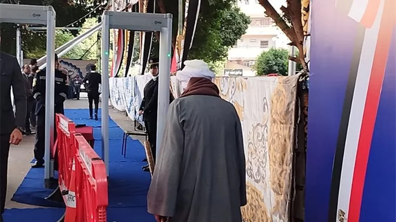 إصرار وعزيمة: كبار السن يساهمون في الانتخابات البرلمانية بمحافظة قنا