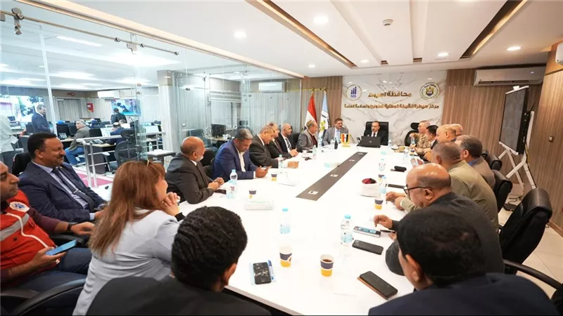 محافظ أسيوط يترأس غرفة العمليات المركزية لمتابعة إجراءات انتخابات النواب