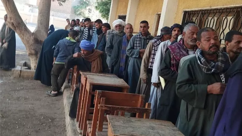 الناخبون يصطفون منذ الصباح أمام لجان أبنوب في جولة الإعادة بالمرحلة الأولى