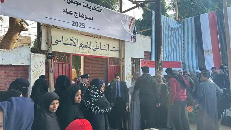 إقبال لافت للناخبين أمام لجان «بنت الشاطئ» بالعسيرات بسوهاج