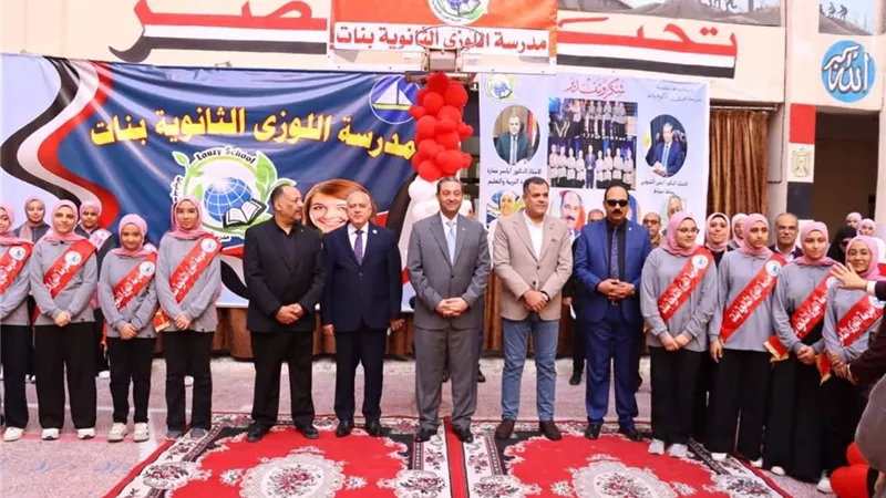 محافظ دمياط يشهد طابور الصباح بمدرسة اللوزي ويكرم طالبات العباقرة