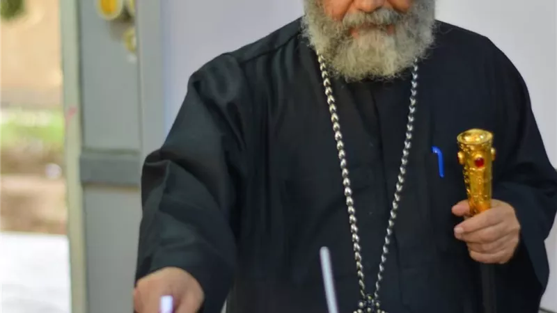 أسقف نجع حمادي يدلي بصوته في انتخابات مجلس النواب ويؤكد: المشاركة واجب طني