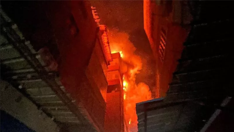 وفاة 3 أشخاص وإصابة 10 آخرين في حريق محل ملابس بالدقهلية