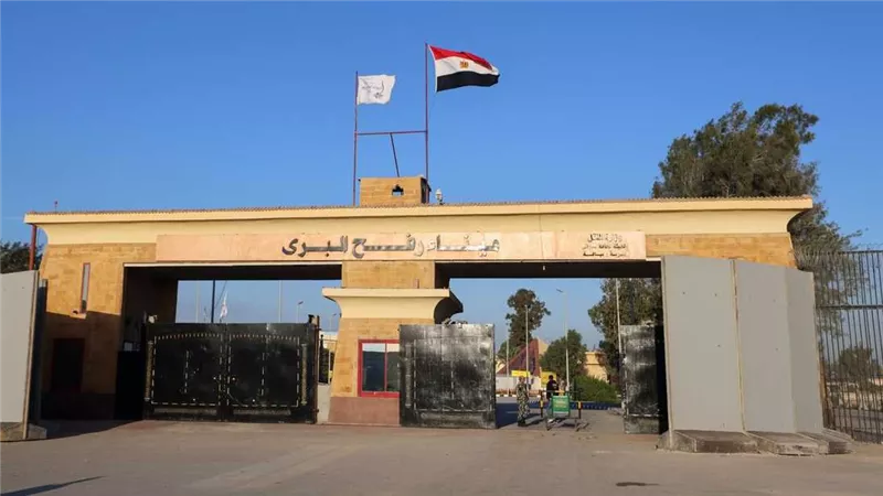 من أمام رفح.. استعدادات يومية لاستقبال المصابين وتسهيلات لعودة الفلسطينيين