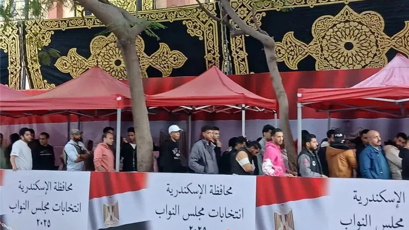 استمرار توافد الناخبين بلجان أول الرمل بالإسكندرية للتصويت في الانتخابات