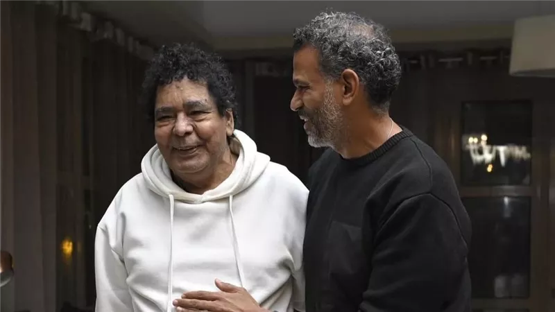 الكينج محمد منير يحتفل مع الملحن إيهاب عبدالواحد بنجاح أغنية ضي .. صور وفيديو