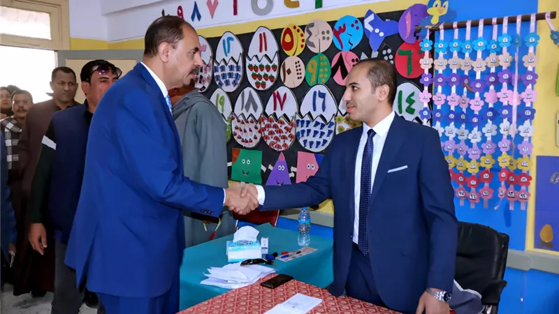 محافظ سوهاج يتفقد لجان انتخابات اليوم الأول لمجلس النواب بدار السلام والمنشاة 