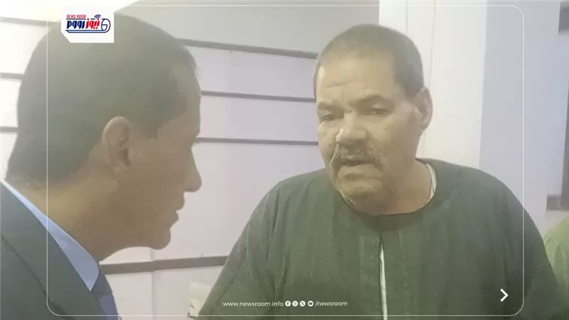 مستشار يساعد كفيفا على الإدلاء بصوته في لجنة معهد العجميين بانتخابات النواب