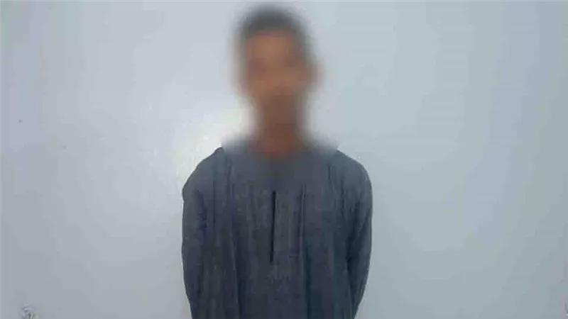 عاطل يجمع بطاقات المواطنين بمحيط اللجان الانتخابية بقنا لصالح أحد المرشحين 